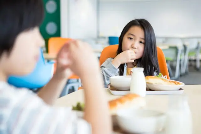 姉の地域では小学校の「給食費が無料」なのに、うちは「月5000円」かかっています。給食費無料は全自治体が「対象」ではないの?