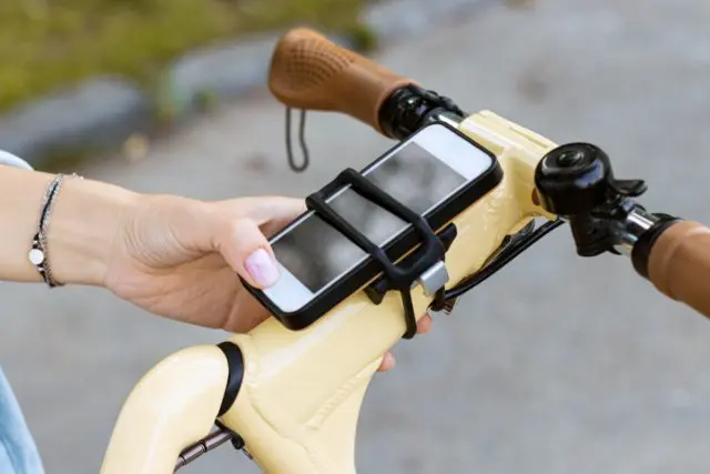 「ながらスマホ×自転車」で1万2000円の罰金に!? 来年から“自転車の交通ルール”が厳格化!「青切符制度」導入前に、今から確認すべきこととは?