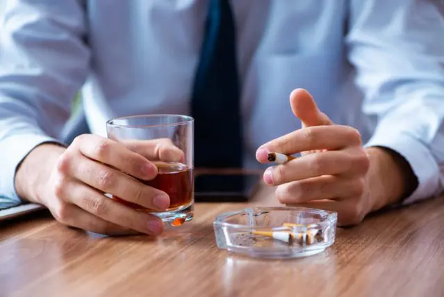 30代の夫は「禁酒」「禁煙」2つとも挫折しました。このままだと「人生の喫煙・飲酒コスト」はどのくらいかかるのでしょうか?