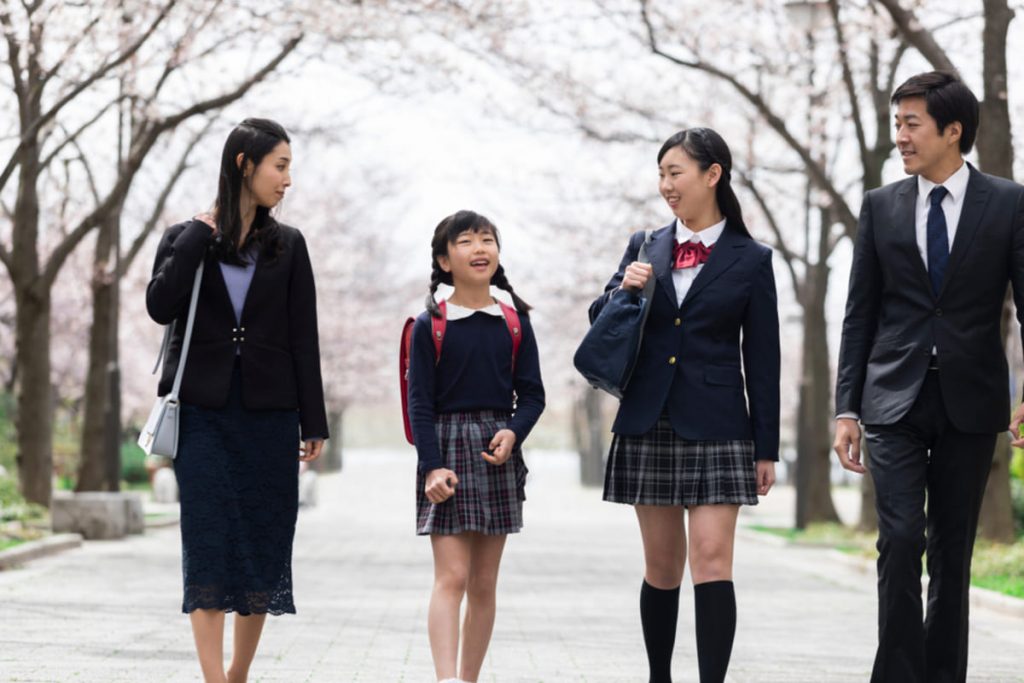 年収400万円・子ども2人の4人家族です。「児童手当」だけで教育費は足りるのでしょうか?