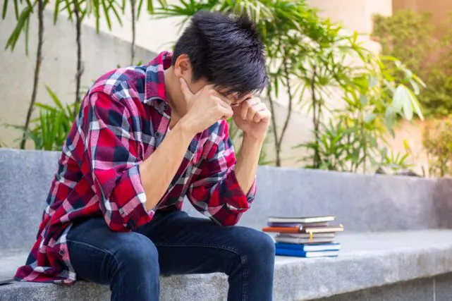 大学生の息子が、留年しそう…!1年分の学費を息子に納めさせるのは可哀想でしょうか?