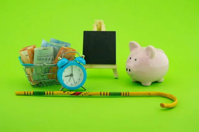 【厚生年金】毎月15万円もらうなら現役時代の「年収」はいくら?老後に必要な生活費も紹介