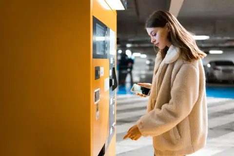 駐車場の精算機の前で財布を出そうとしたとき、「駐車券がない！」と気づいて焦りました…。紛失時は「最大料金」を支払うルールになっているのでしょうか？