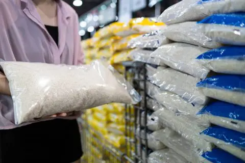 備蓄米が手に入らないので、結局「5キロ4000円」のお米を買ってきました。「パックご飯をまとめ買い」するほうが安く済んだのでしょうか？