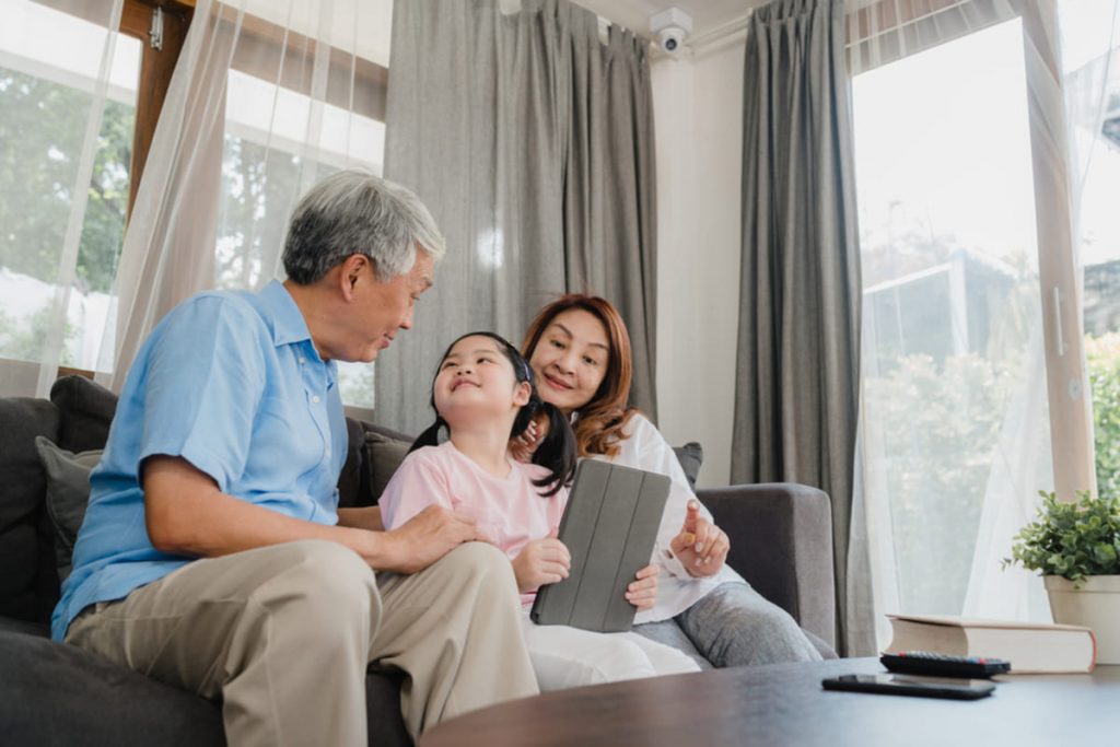 定年後は孫の世話をすることになりそうです。「フルタイム育児型」と「スポット支援型」によって月の支出はどう変わりますか？
