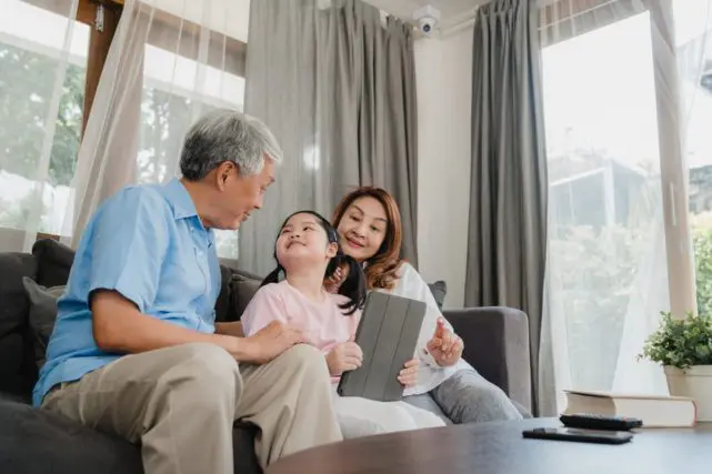 定年後は孫の世話をすることになりそうです。「フルタイム育児型」と「スポット支援型」によって月の支出はどう変わりますか?