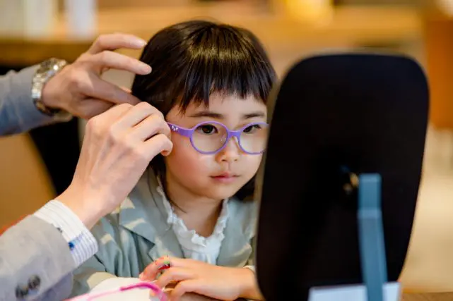 小学5年生の子どもに4万円の「メガネ」を購入!「9歳未満だったらタダだったかも」と言われたのですが、なにか助成があったのでしょうか? 制度利用のための要件を解説