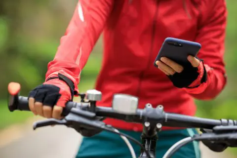 ながら運転で罰金「1万2000円」!? 2026年4月から実施される、自転車への「青切符」はどんな内容？“厳格化の背景”もあわせて解説