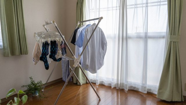 梅雨に「浴室乾燥機」で洗濯物を乾かしていたら、電気代が“4000円”近くアップ！ 友人は「エアコンの除湿なら2000円くらい」と言いますが、本当にエアコンのほうが安いのでしょうか？ 電気代を比較