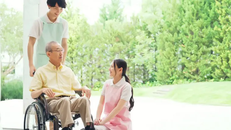 「年収600万円」の会社員に、年金暮らしの親から「扶養に入りたい」と連絡が! 年金10万円では“老人ホームの費用”が足りないそうですが、経済的にどのようなメリット・デメリットがあるのでしょうか?