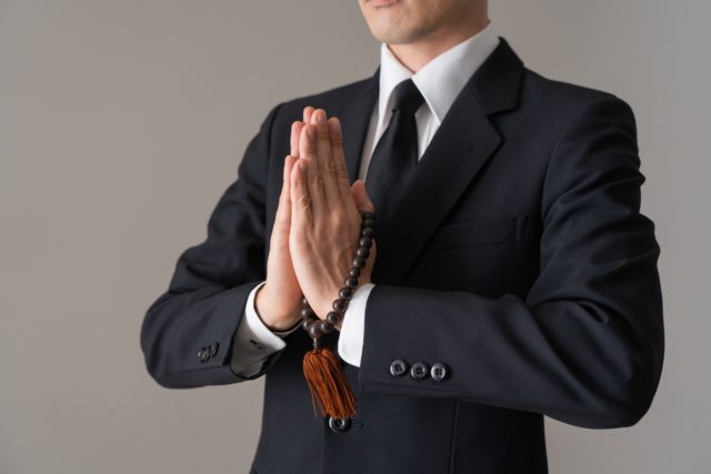 祖父の葬儀、「忌引き3日」では戻れず…勤務先での追加の休みは「無給」扱いとなり、給料が減るのでしょうか？