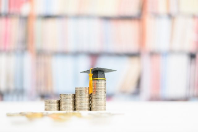 息子は私立大学の「理系学部」を志望しています。貯蓄は「600万円」ですが、「4年分の学費」を払えますか？