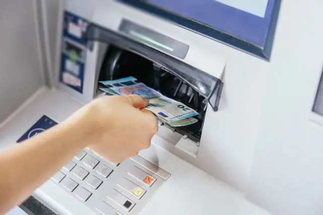 都内で一人暮らしを始めた大学生の息子。家賃が10万円するので生活費を入れて「月15万円」ほど渡したいのですが、贈与税はかかりますか?