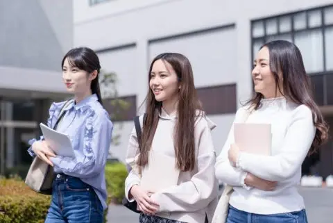 子どもが一浪後「大学生」に！ 奨学金の返済などのため「月10万」以上は稼ぎたいそうです。新設された「特定親族特別控除」で、年収いくらまでなら親子それぞれの税負担が抑えられますか？