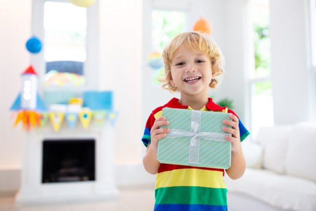 小学生の子どもの「誕生日プレゼント」にいくらかけるのが普通ですか？ 中学生になると相場は変わりますか？