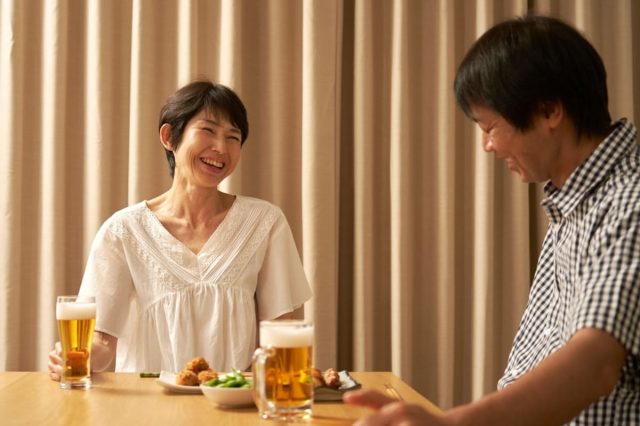 ビールが4月から「225→240円」ほどに値上げ！ 晩酌を「週3回」に減らしましたが、2026年にも“改正”があると聞きました。酒税はいくらになるのでしょうか？