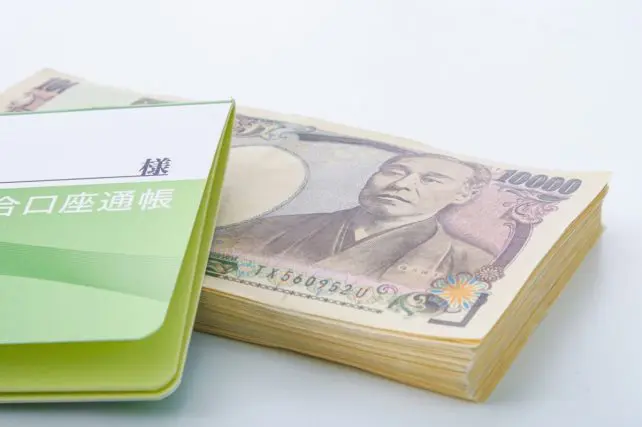 祖母が「生前贈与で節税」と言って「100万円」くれました。来年もまた100万円もらえるらしいのですが、節税になるのでしょうか?