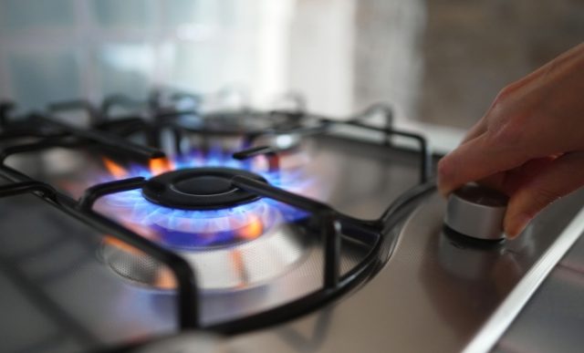ガスコンロの「火力差」でガス代は10倍違う!?中火・弱火を使い分けるだけで節約に