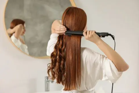 湿気に負けない髪に！「毎朝10分ヘアアイロン」VS「年2回の縮毛矯正」…30年後にお得なのは？