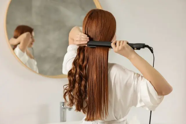 湿気に負けない髪に!「毎朝10分ヘアアイロン」VS「年2回の縮毛矯正」…30年後にお得なのは?