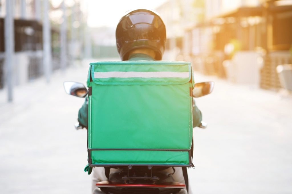 大学生の息子が「Uber Eats」の配達員をすることに！ アルバイトじゃなく「個人事業主」の場合、年いくらまでなら扶養内になる？ 知っておくべき注意点も解説