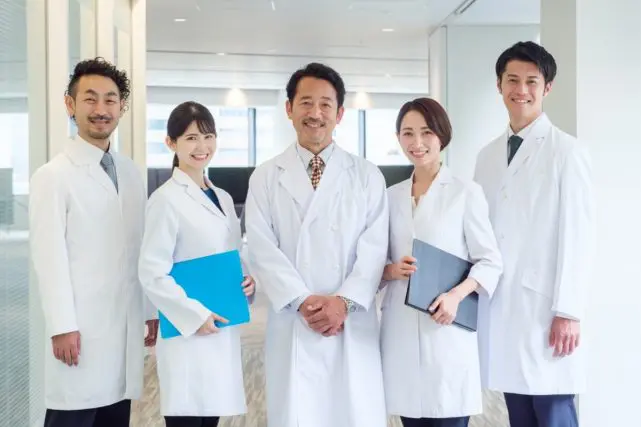 平均年収が一番高い職業はやっぱり「医者」なの? 日本の平均収入と比較していくら高い?