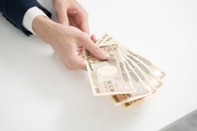 「イオンで買い物したら5万円も戻ってきた！」と言う友人。どうやら“株主”らしいのですが、どうすればそれだけの「特典」を受けられるのでしょうか？「必要資金・イオン株」のメリットもあわせて解説