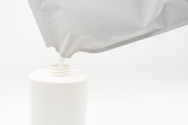洗剤の「詰め替え用」「本体」1年間買い続けると“1000円超”の費用差に!? 詰め替え用の「意外なデメリット」についても解説