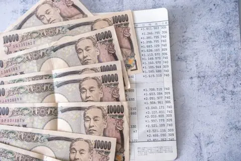 再雇用で勤務中ですが、「貯蓄2000万円」があるので退職を検討中です。65歳から「年金20万円」も受け取れますし、それまで“貯金だけ”で生活しても大丈夫ですよね？ 仕事を辞めるメリット・デメリットも解説
