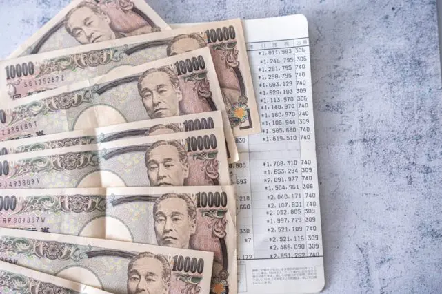 再雇用で勤務中ですが、「貯蓄2000万円」があるので退職を検討中です。65歳から「年金20万円」も受け取れますし、それまで“貯金だけ”で生活しても大丈夫ですよね? 仕事を辞めるメリット・デメリットも解説