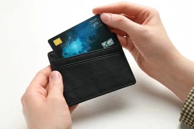 年金を受給している父が「新しいクレジットカードを作りたい」と言っています。年金生活でも作れるのでしょうか?