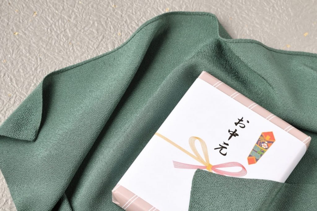新婚です。「夫の上司」に「お中元」は贈るべき?部長と課長で“金額の差”はつけたほうがマナーなのでしょうか?