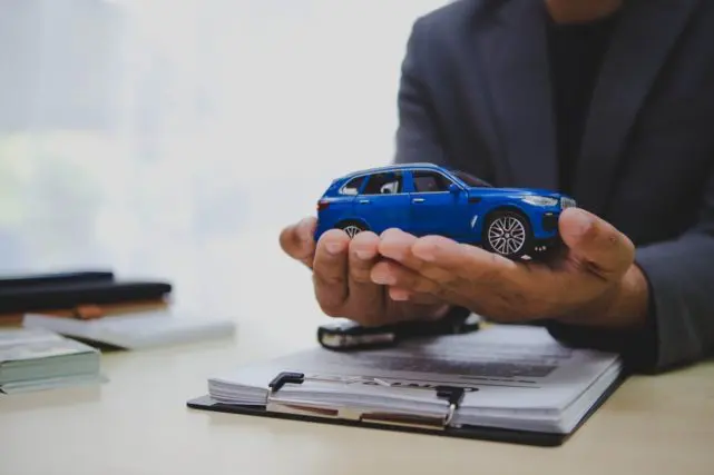 親から「3ナンバー車」を譲り受けることになりました。10年乗っている車ですが「贈与税」は気にしなくていいのでしょうか?