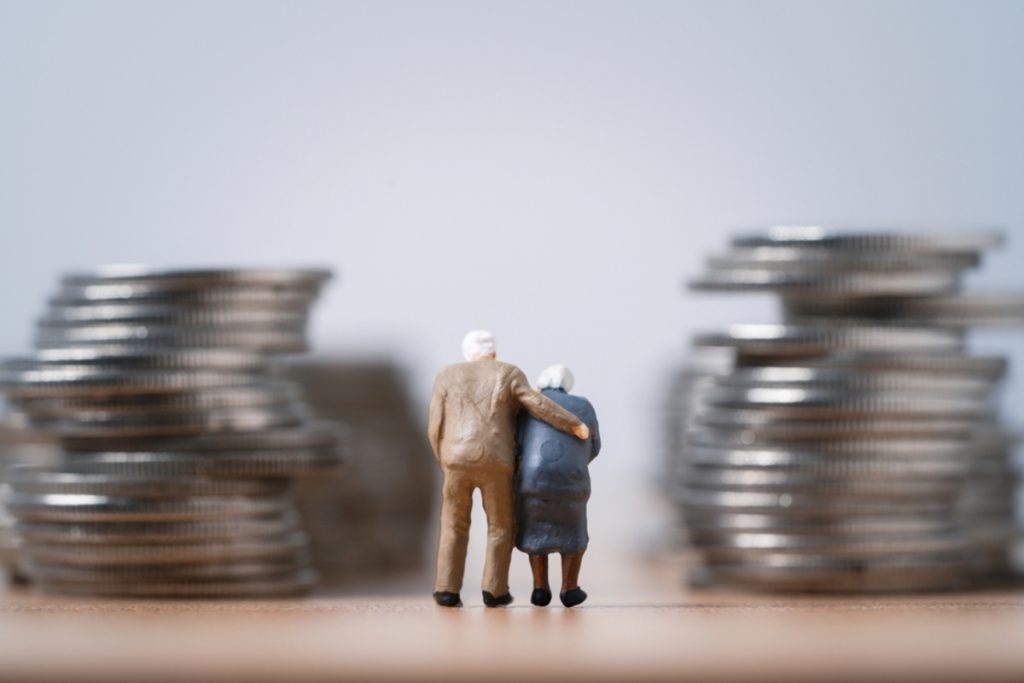 「夫婦二人暮らし」ですが、もうすぐ定年です。年金は「二人合わせて30万円」ほど受け取れますが、生活できるでしょうか？