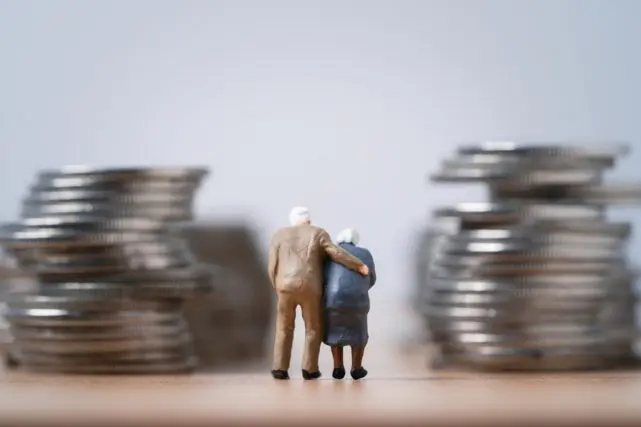 「夫婦二人暮らし」ですが、もうすぐ定年です。年金は「二人合わせて30万円」ほど受け取れますが、生活できるでしょうか?