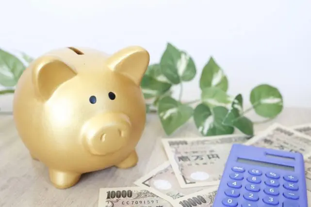 50代の平均貯蓄額は「約1400万円」!?私は「100万円程度」なのですが、50代でこの貯金額は珍しいのでしょうか?