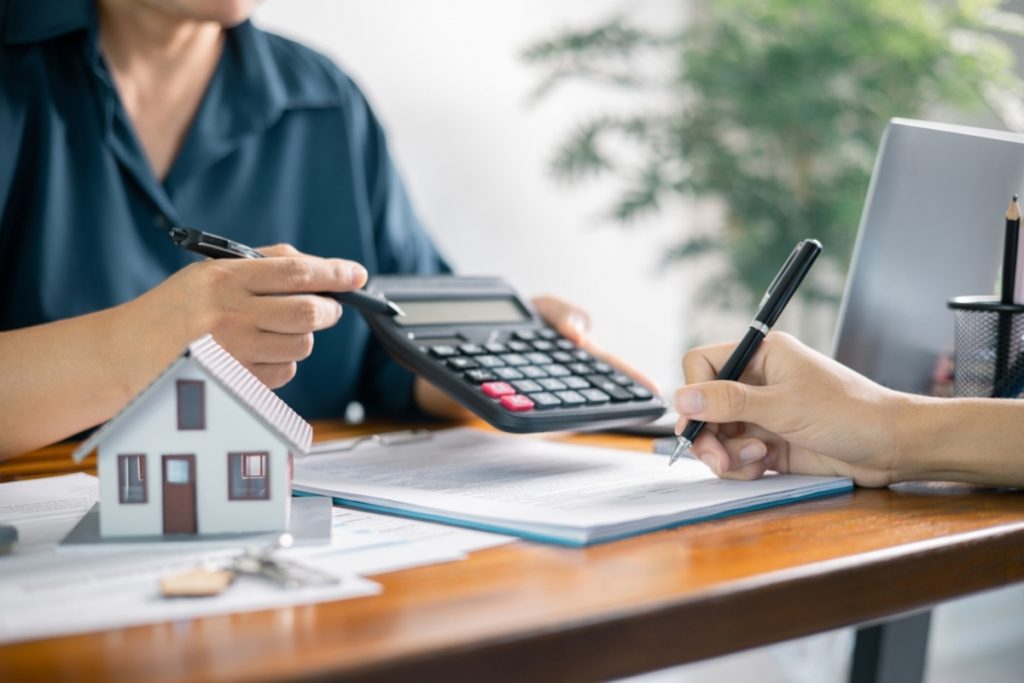 新卒で実家暮らしです。手取り「月給22万円」で「一人暮らし」をする場合、「家賃」はいくら以内で探すとよいですか？