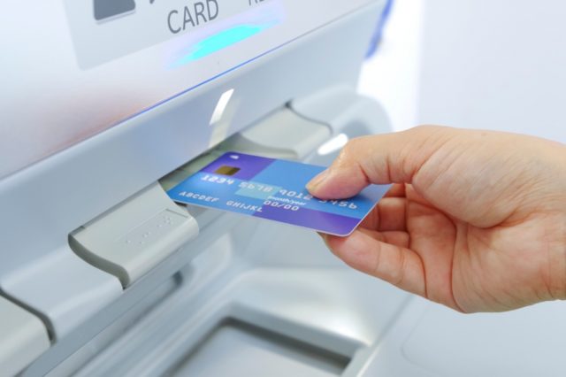 銀行の「キャッシュカード」の「暗証番号」をしょっちゅう間違える父。何回間違えても「料金」は発生しないのでしょうか？