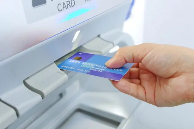 銀行の「キャッシュカード」の「暗証番号」をしょっちゅう間違える父。何回間違えても「料金」は発生しないのでしょうか?