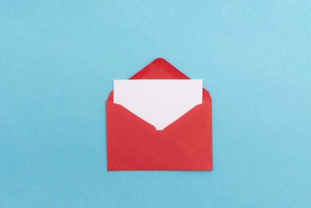 年金機構から「赤い封筒」が届いたという息子。「年金を払ってなかった」とのことですが、このままでは“差し押さえ”になってしまうでしょうか？ 親として立て替えるべきですか？ 利用できる制度も解説