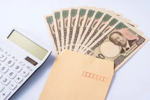 大学生の子どもへ「月8万円」仕送り中ですが、先日「食費1万円以下にしてる」と言われ驚き！ 夫の年収は500万円で余裕はありませんが、あと“2万円”ほど仕送りを増やすべきでしょうか？ 体を壊さないか心配です…