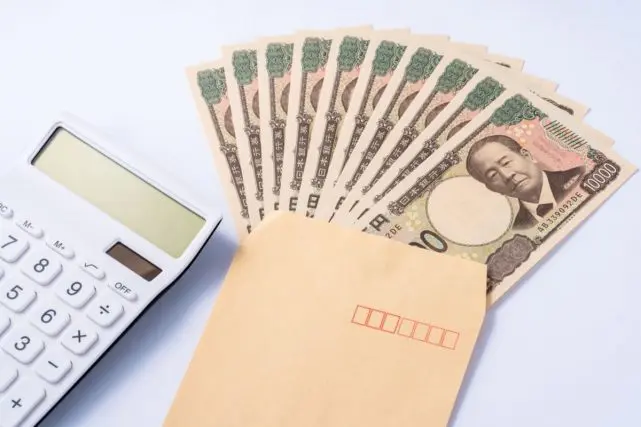 大学生の子どもへ「月8万円」仕送り中ですが、先日「食費1万円以下にしてる」と言われ驚き! 夫の年収は500万円で余裕はありませんが、あと“2万円”ほど仕送りを増やすべきでしょうか? 体を壊さないか心配です…