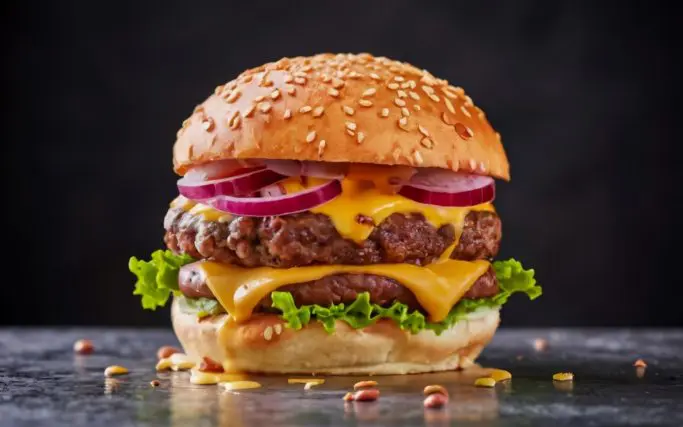 マクドナルドで「株主優待券」を使用する友人。株主ではなく「金券ショップで650円だった」とのことですが、これってお得なの? 実際に“株主”になるには、いくら必要でしょうか?