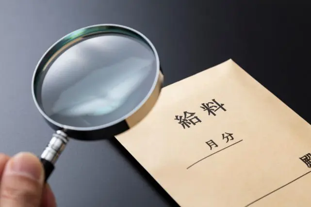 専業主婦で夫は「年収800万円」ですが、子ども2人で家計はカツカツです。周りは夏休みに「ハワイ旅行」などぜいたくしてるように感じますが、わが家は“普通より下”なのでしょうか…?