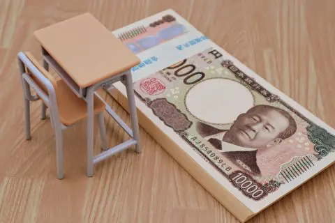 兄と私は祖父から教育資金の非課税制度で「300万円」もらいました。兄は大学卒業時に一部贈与税がかかったそうなのですが、「非課税」ではないの？