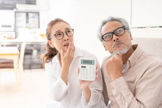63歳で20年勤めた会社を退職→「失業保険15万円+老齢年金15万円」で生活の予定が、厚生年金9万円が“支給停止”に!? どうして「30万円」受け取れなかったの? 理由と対策を解説