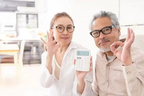定年後の父が「貯金は100万円で十分」と言っていますが、老後に必要な現実的な金額はいくらなのでしょうか？