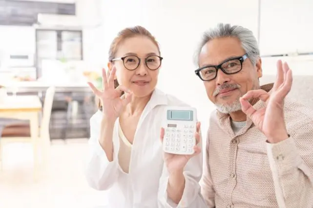定年後の父が「貯金は100万円で十分」と言っていますが、老後に必要な現実的な金額はいくらなのでしょうか?