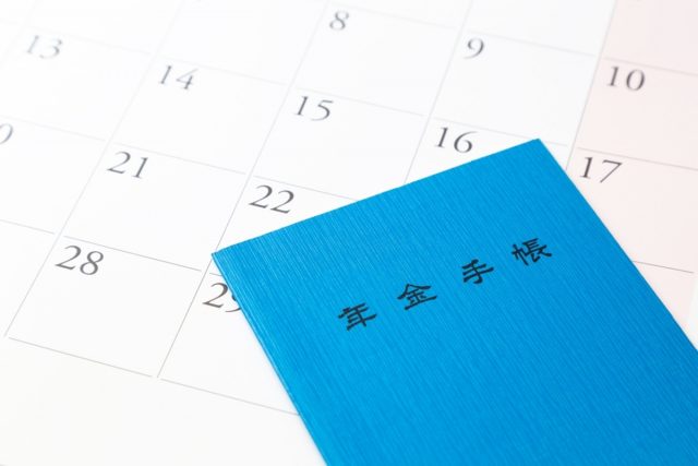 妻は8歳年下です。繰下げ受給しようと思っていたら、同僚に「奥さんが年下なら繰下げしないほうがいいのでは？」と言われました。どういうことですか？