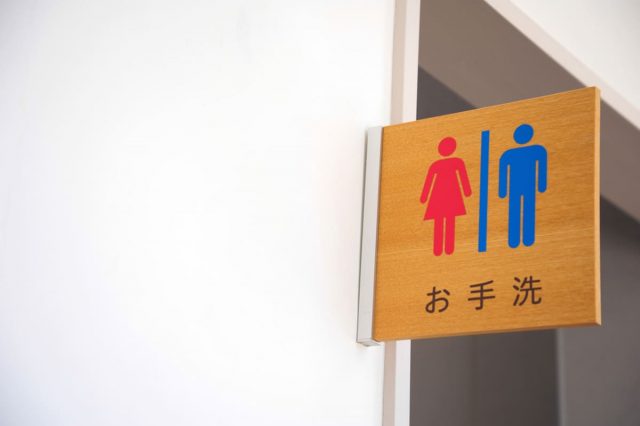 コンビニのトイレに「トイレのみのご利用はお断りします」の貼り紙が！借りるときは「何円分くらい」買うべき？気になる「マナー」を紹介
